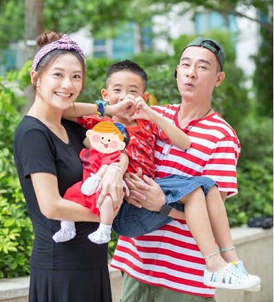 Jasper暴风长高，满身奢侈品梳鸡冠头逗应采儿，跳街舞可爱