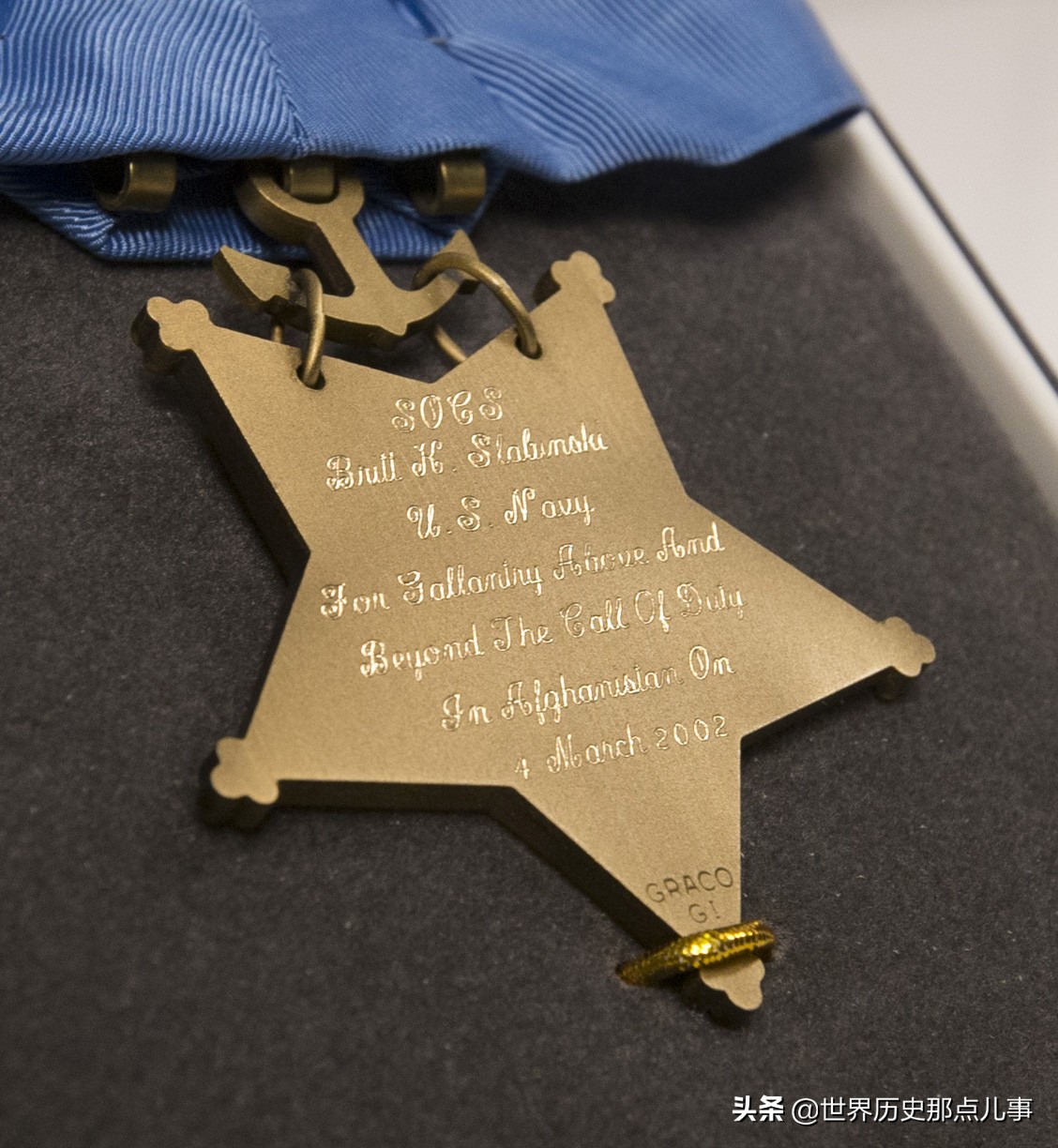 这枚勋章是美国军人的最高荣誉：荣誉勋章背后