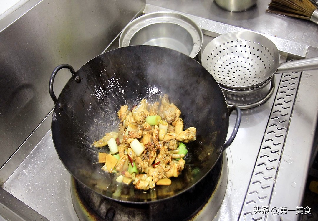 图片[8]-砂锅鸡这样做才好吃 学会这个方法 鸡肉鲜嫩不腥 汤汁浓香四溢-起舞食谱网