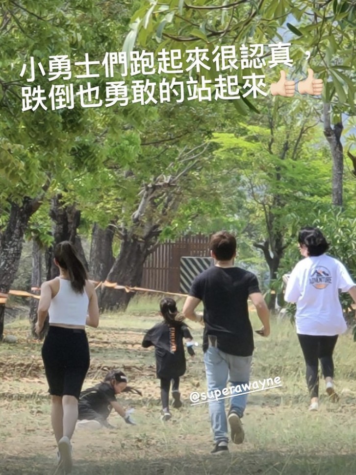 昆凌參加親子運動，女兒搬輪胎不嬌氣，弟弟高冷比耶成Q版周杰倫