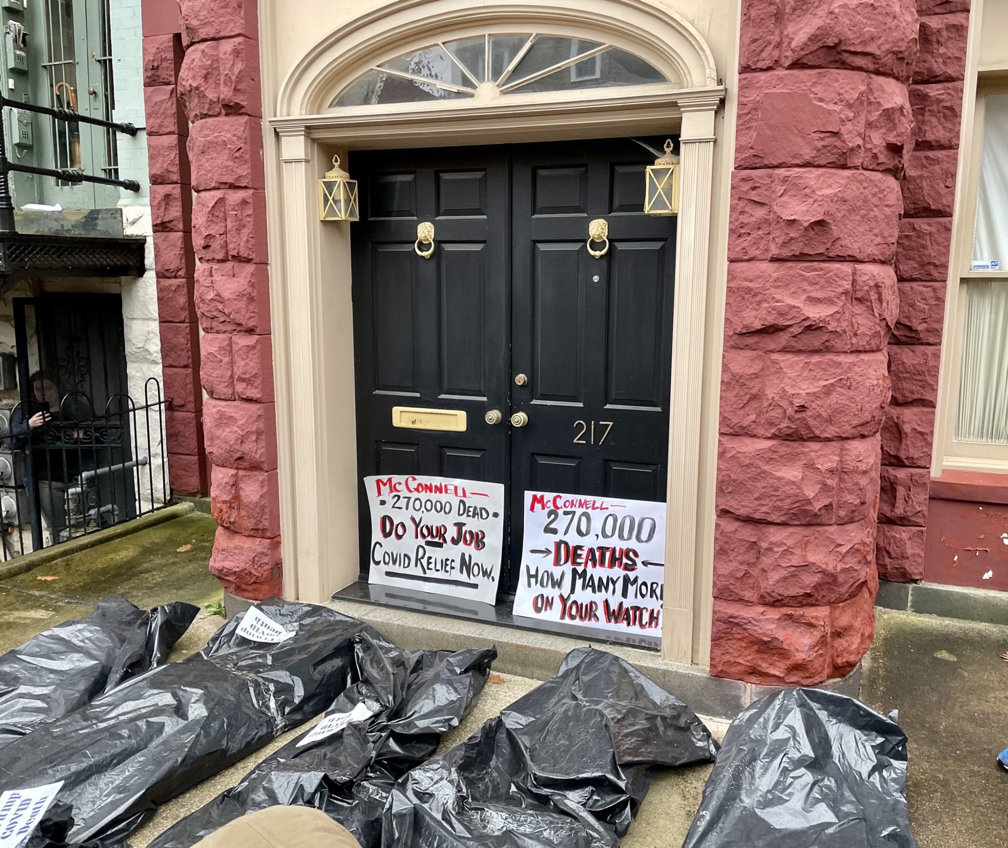 開門有驚喜！ 救濟計劃被共和黨人拒絕，抗議者用屍袋堵住領袖大門