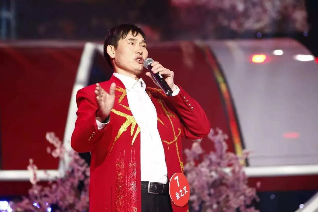 被村民欺负、遭粉丝踹门，充当老好人的大衣哥