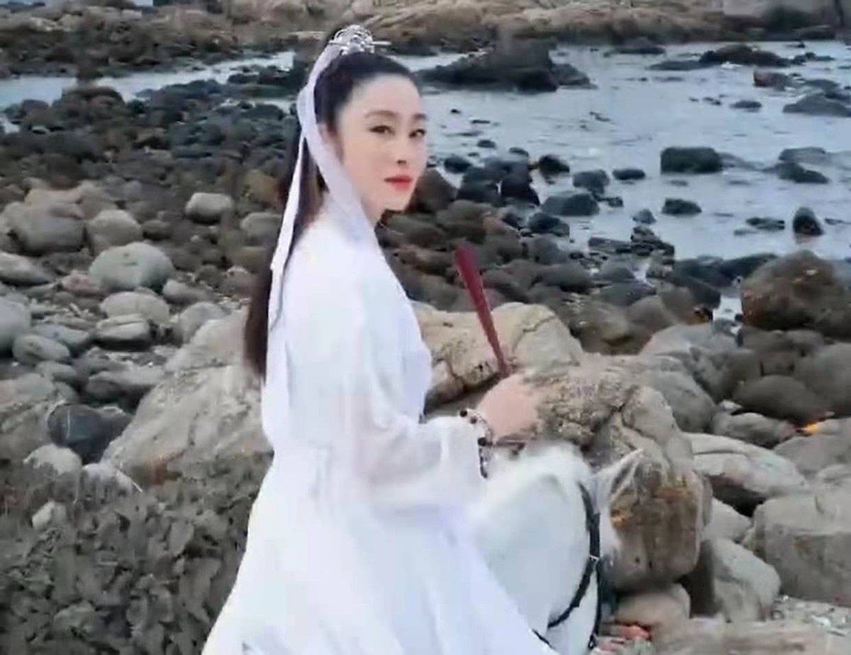53岁张敏重现经典古装造型，一袭白裙身材超好，网友：永远的女神