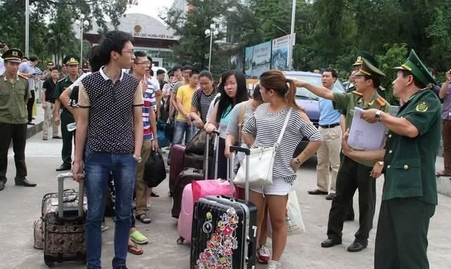 殴打中国游客、禁止中国人吃饭，如今却呼吁中