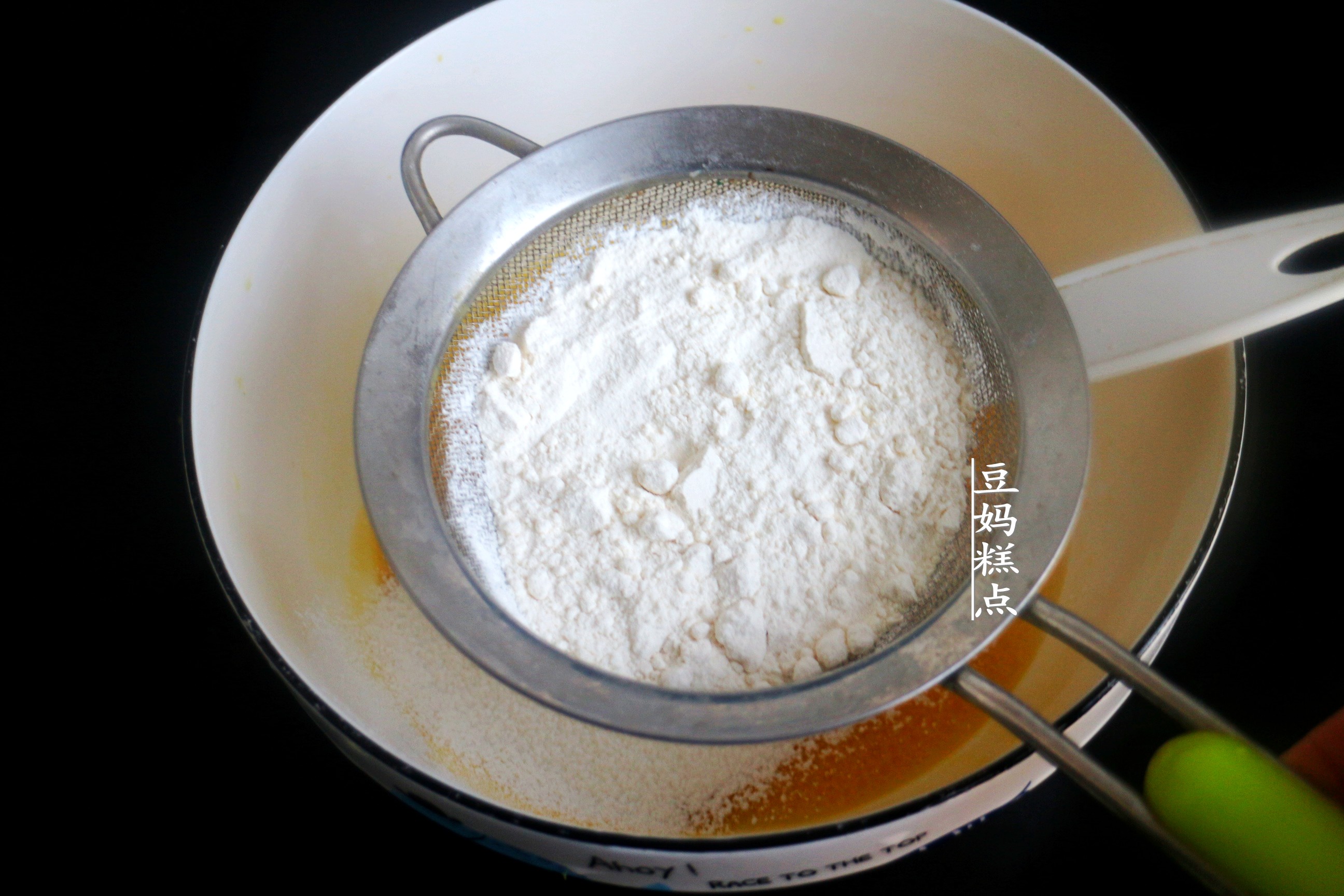 冬天，買2個橙子做蛋糕，口感柔軟清新，滿屋都是香氣