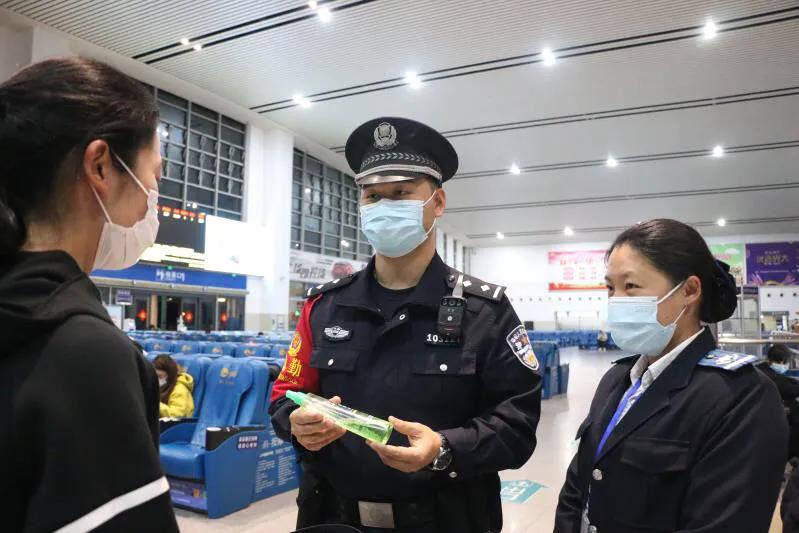 千里而来的家乡味:铁路民警特殊的年夜饭 千里,而来,家乡,铁路,路民