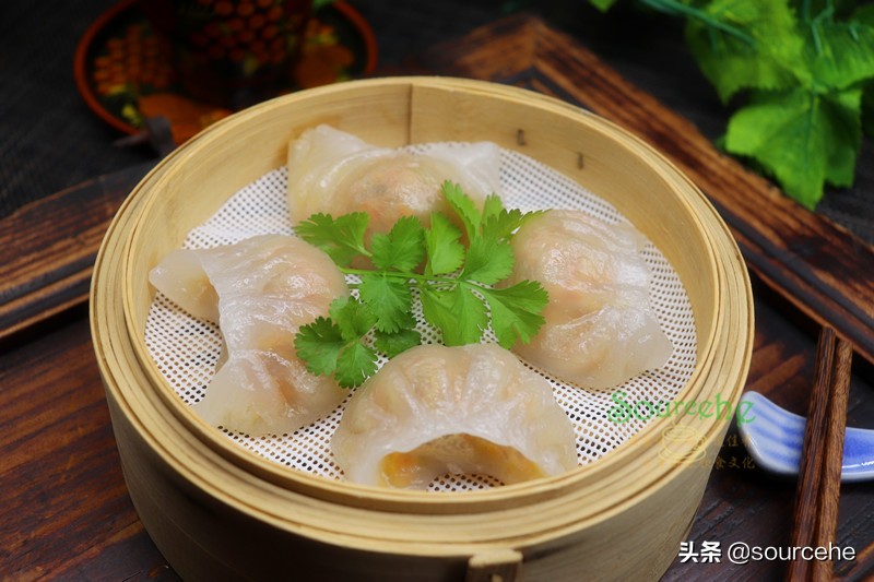 正宗的水晶虾饺做法，皮薄馅大，柔韧鲜美，晶莹剔透，好看又好吃