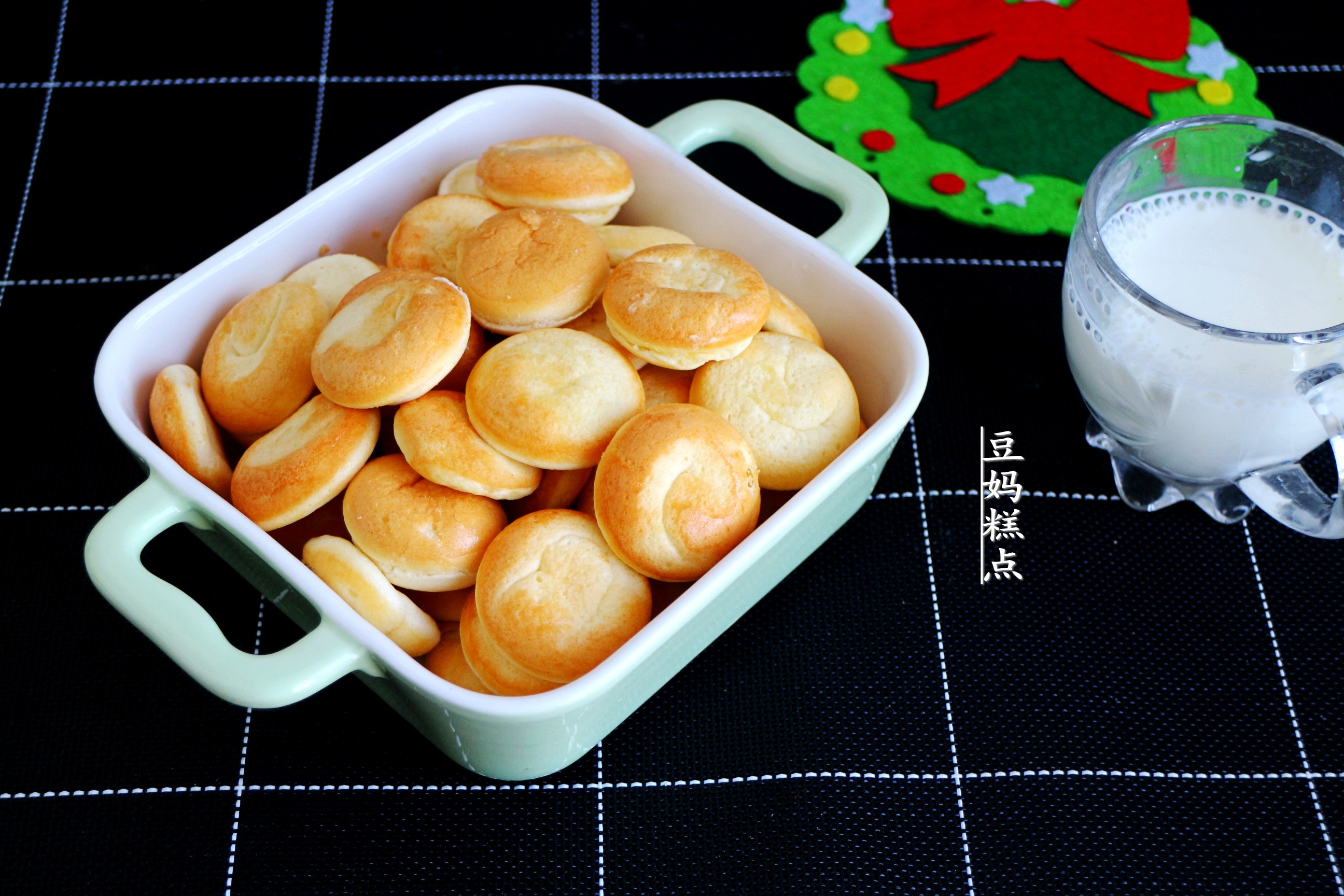 元旦在家，带孩子一起做迷你小蛋糕，不用烤箱，好吃又有趣