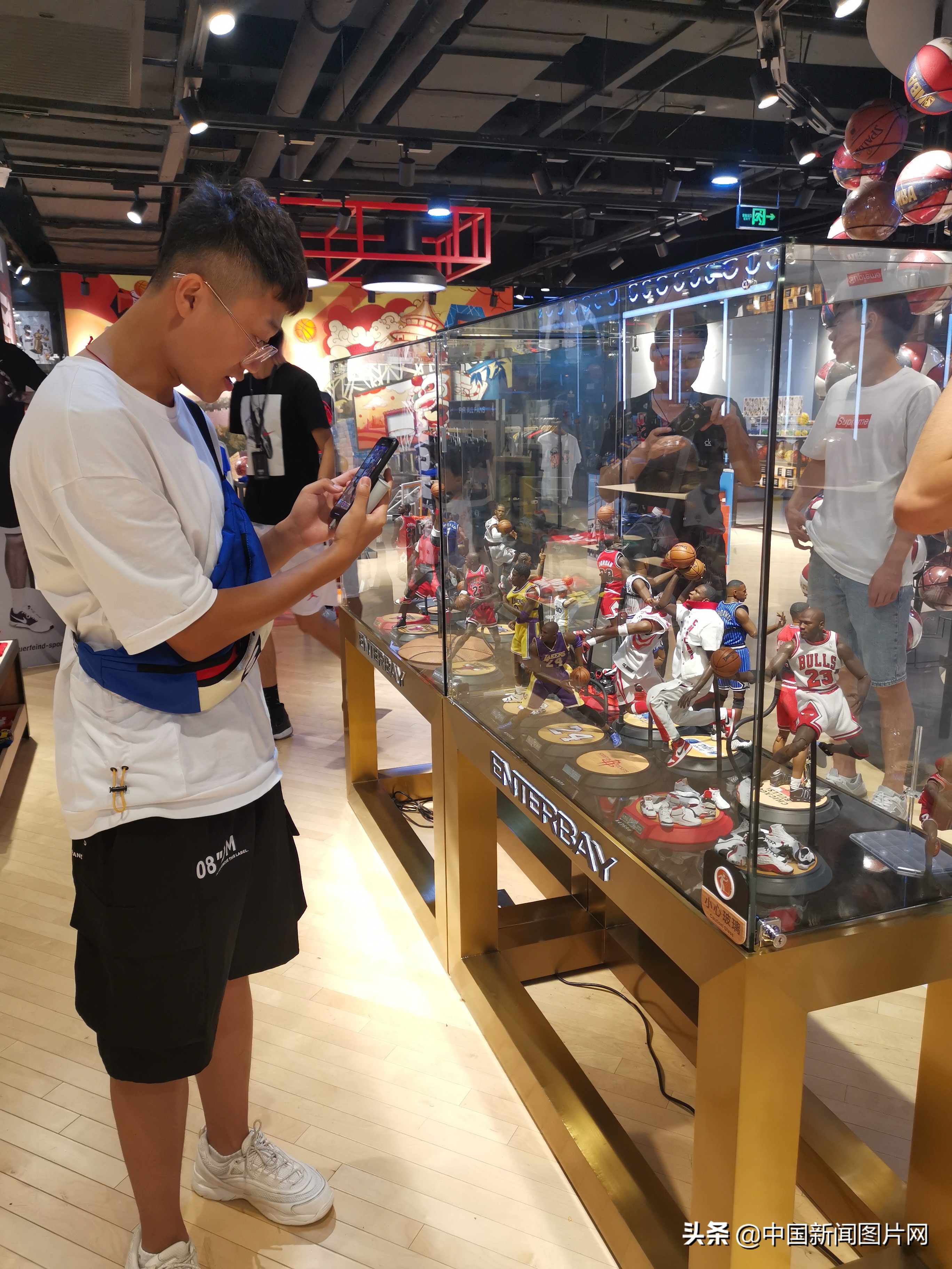 nba旗舰店中国哪些城市有(北京：王府井银泰NBA全球旗舰店 球迷纷纷慕名打卡购物)