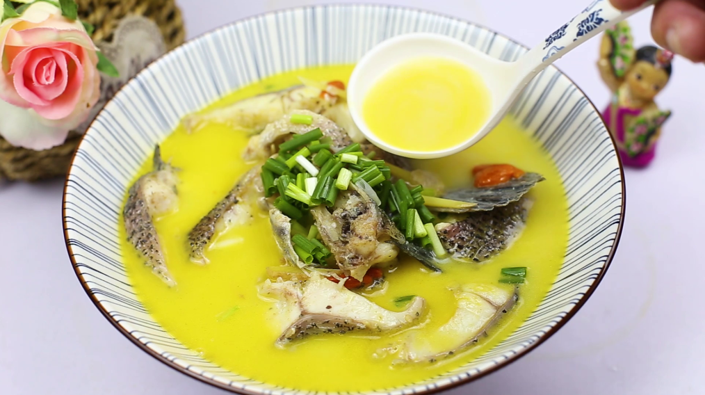 图片[1]-为什么饭店的鱼汤都是金黄色的？其实方法很简单，汤浓好喝无腥味-起舞食谱网