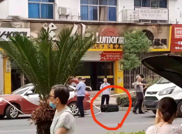 重大刑案！司机帮乘客抬行李箱，摸到了渗出的血…内有一具女尸？