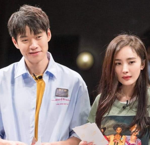 刘恺威与杨幂绯闻男友同台，大14岁依旧很帅，港媒称两人气氛太冷