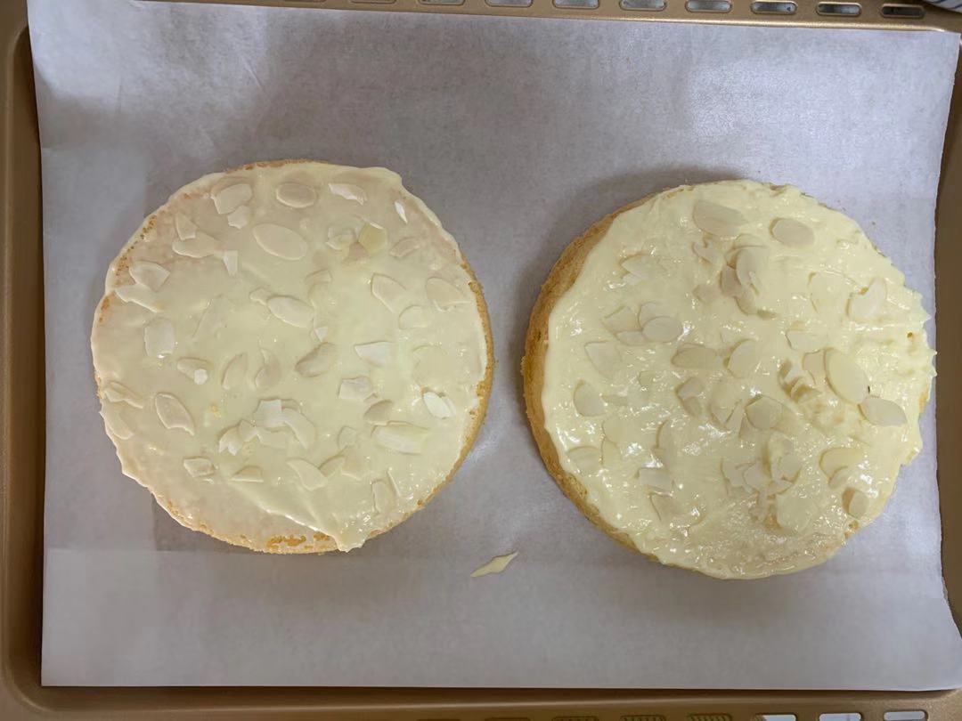 這蛋糕比肉鬆麵包還好吃，奶香濃郁，細膩香軟，咬一口還爆漿