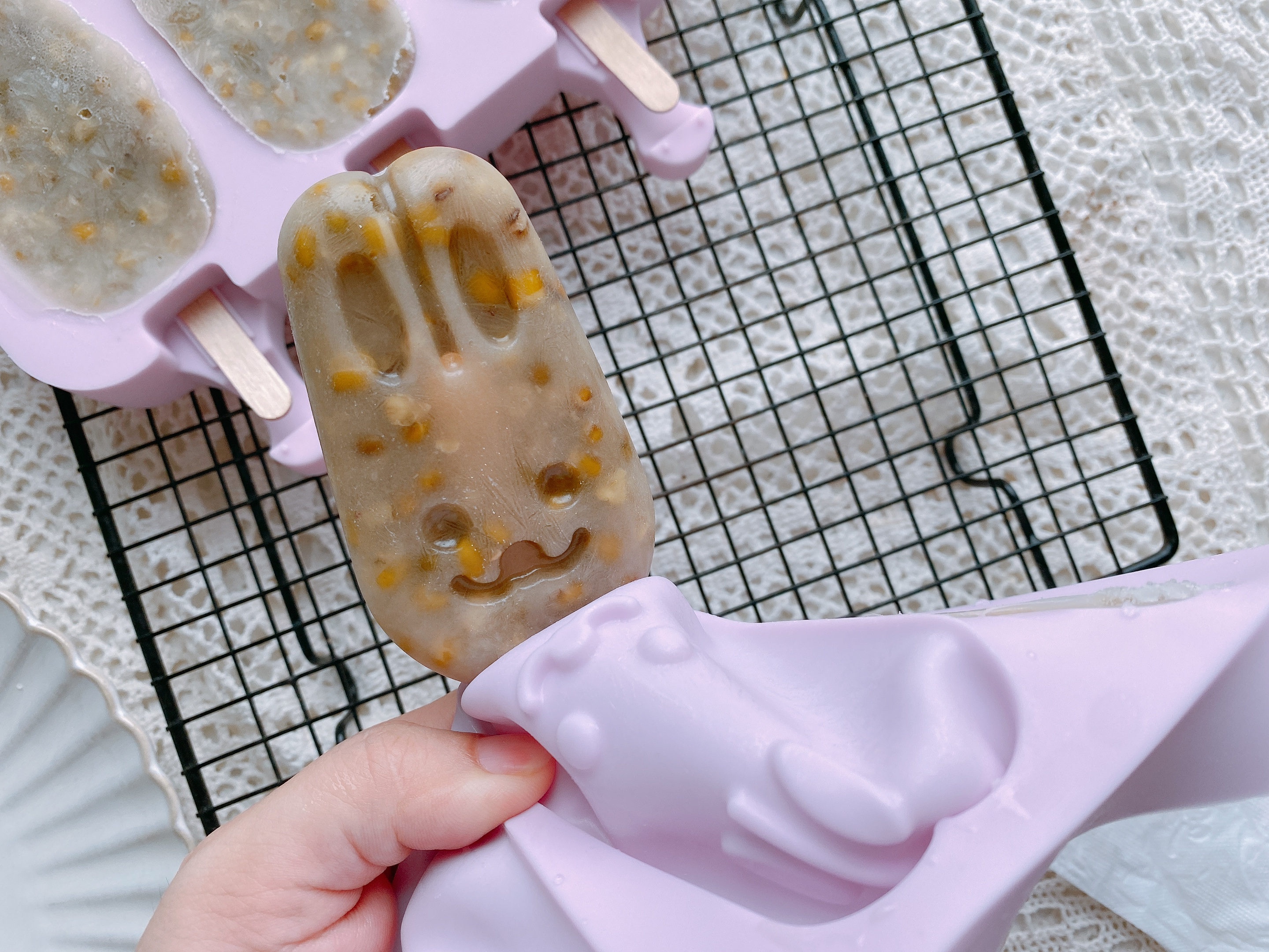 冰凉解暑的绿豆雪糕，自己在家做，香甜细腻无冰碴，小时候的味道