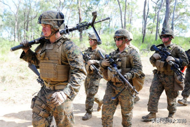 为什么中国士兵行进是单手拿枪？枪口向前，而