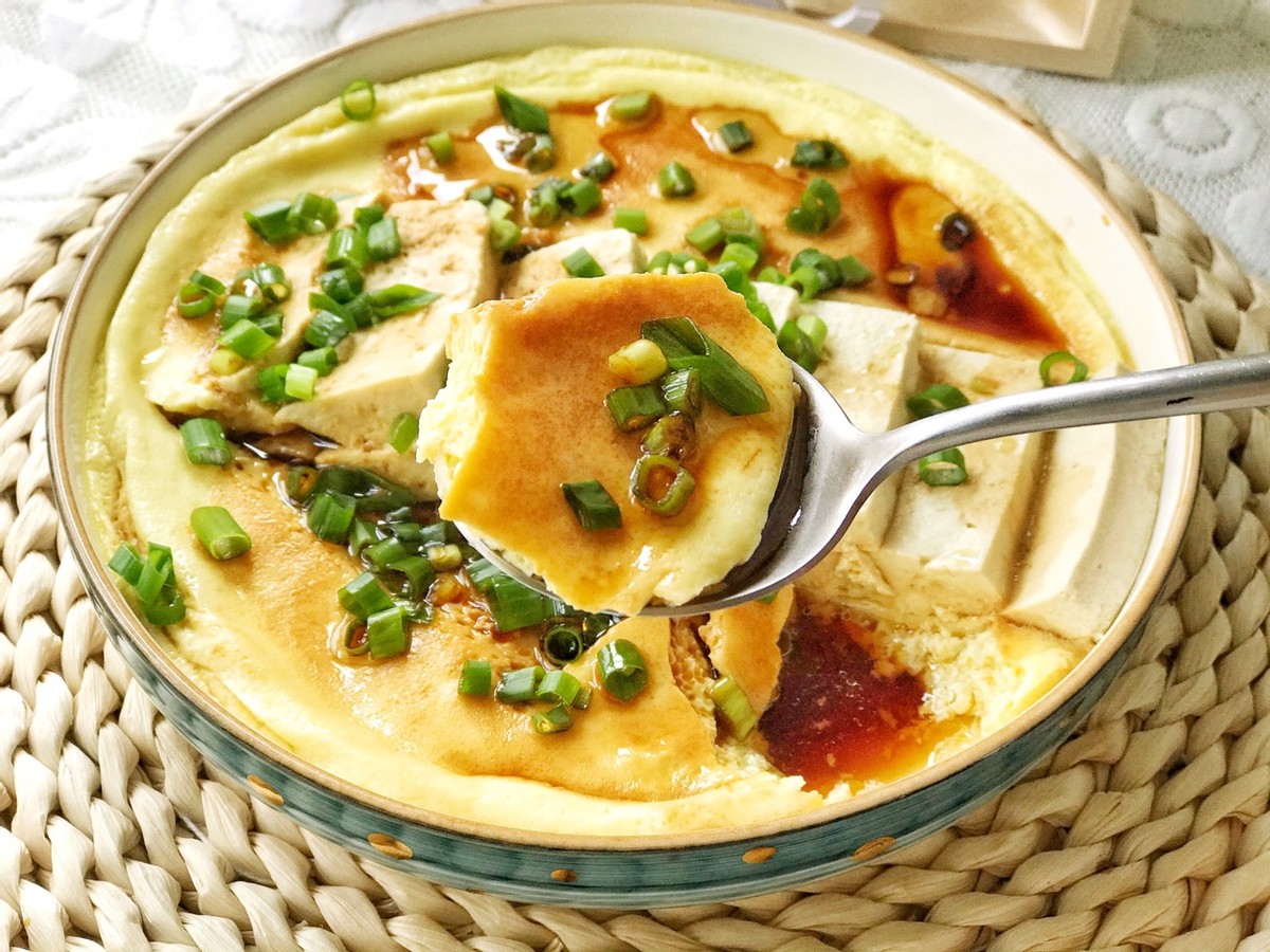 豆腐和鸡蛋完美结合，蒸一蒸，鲜香入味，爽滑好消化，太美味了