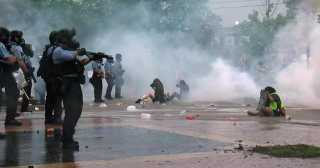 美国警察暴力执法：跪压黑人男子8分钟致死，脚