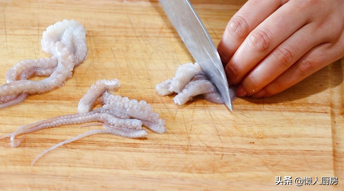 這是爆炒八爪魚的做法，水沸焯水就錯了，教你一招，吃起來不老