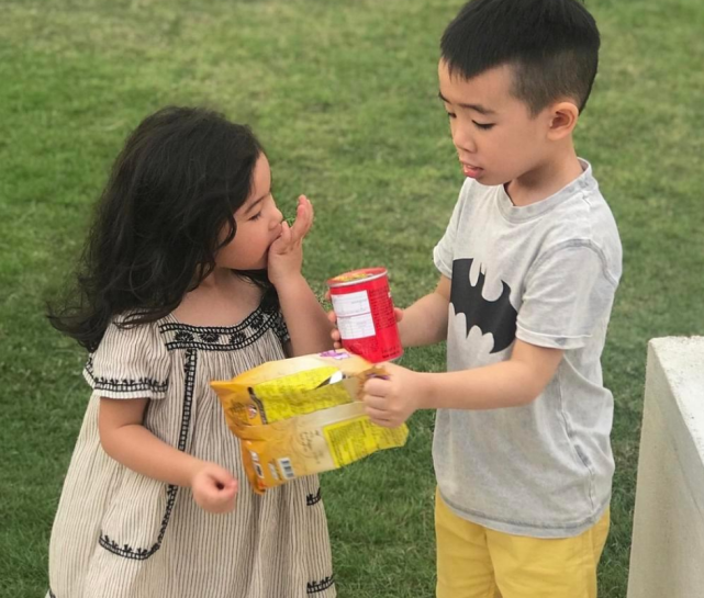 鄭希怡曬女兒生日現場照，Jasper被浸浸摟著，插兜耍酷難掩開心