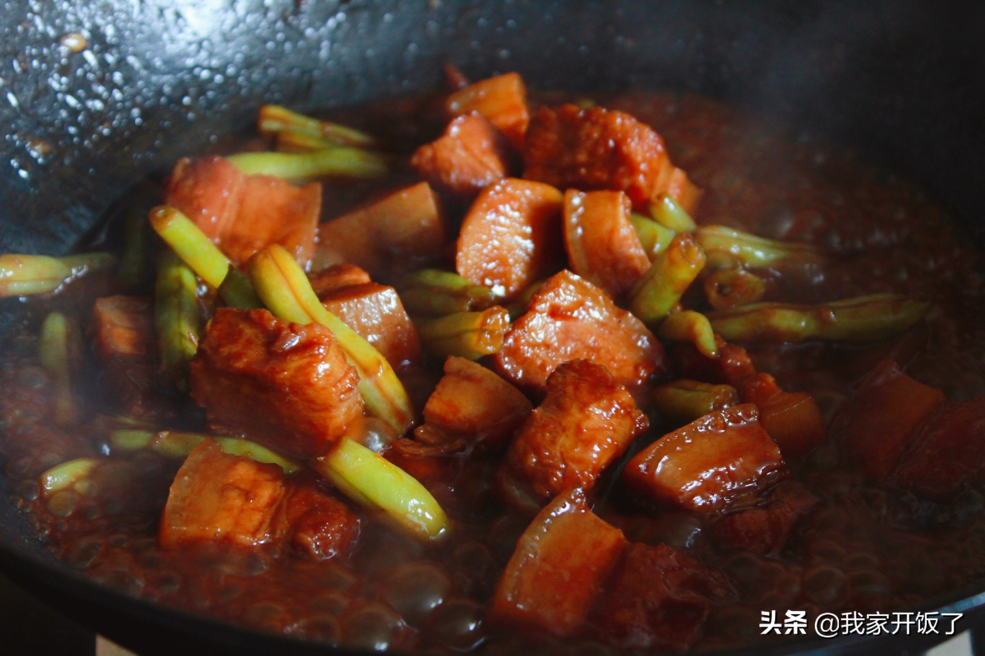 每到周末，老公点名要吃豆角红烧肉，肥而不腻又软糯，连扒3碗饭