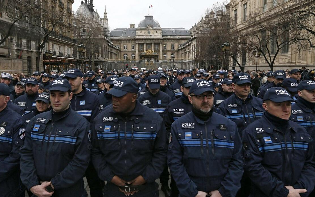 法国前警界人士警告马克龙，若不能阻止内战，军人或政变接管国家