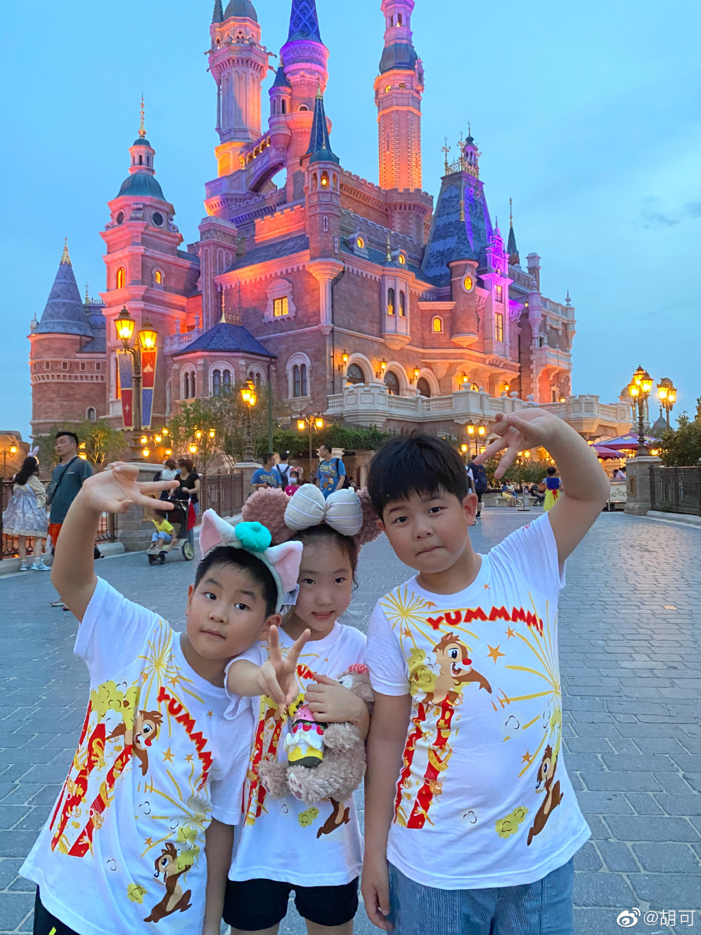 胡可曬兒子比賽照，6歲小魚兒穿西裝成鋼琴王子，顏值逆襲超安吉