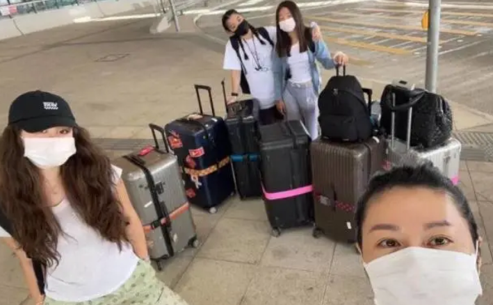 以真心换真心，钟镇涛现任妻子对继子女视如己出，一家人温馨和睦