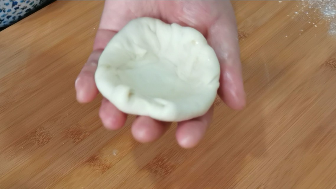 芝麻酥饼在家简单做，外酥里软又香甜，不用烤箱也可以酥得掉渣