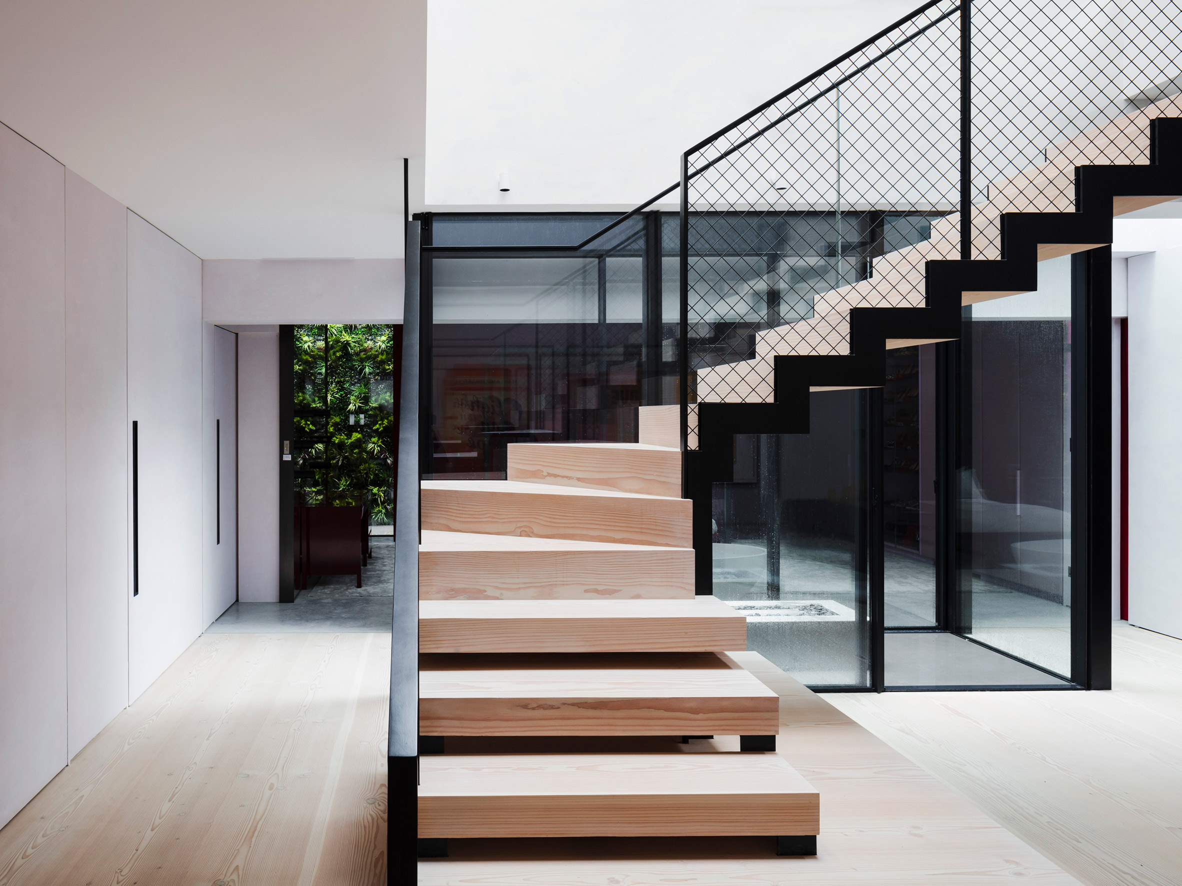 艺术家工作室改造的超高挑空LOFT住宅，四口之家与艺术藏品共舞