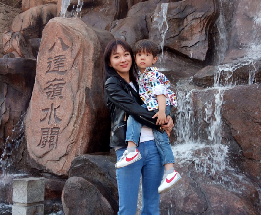 霍思燕支持兒子演出，原相機下的嗯哼成亮點，這長相帥到路人