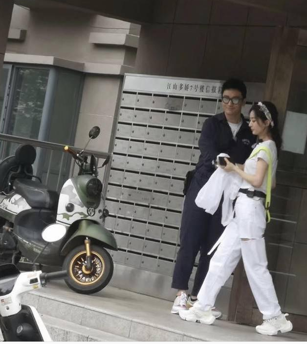 《中餐厅》路透照，赵丽颖逛小区疑似心情不佳