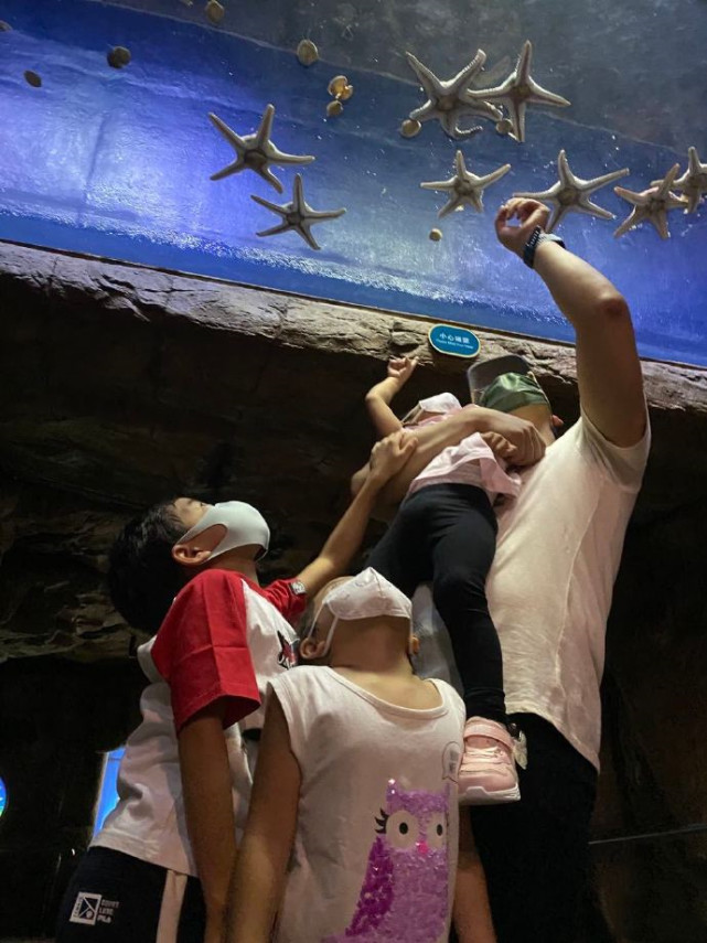 好幸福！郭晶晶晒一家五口温馨日常，与霍启刚爬山自拍秀足恩爱