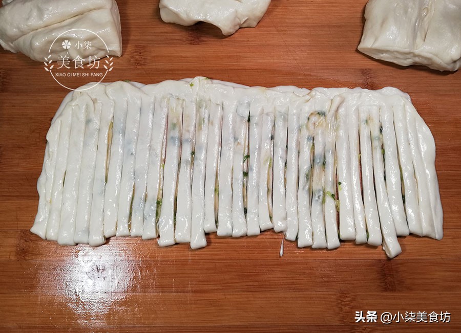 图片[11]-葱油饼最快速做法 不用烫面 不用揉面 2分钟烙一张 酥脆掉渣-起舞食谱网