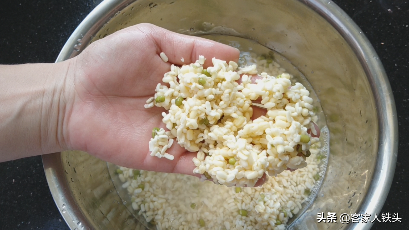 绿豆别只会煲糖水，教你一个夏季早餐吃法，软糯香甜，解暑又解馋