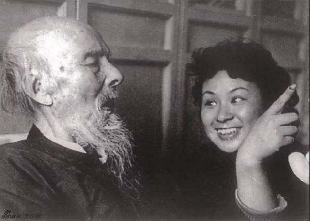 妻子画了一幅虾，齐白石看完说到：画的跟我一