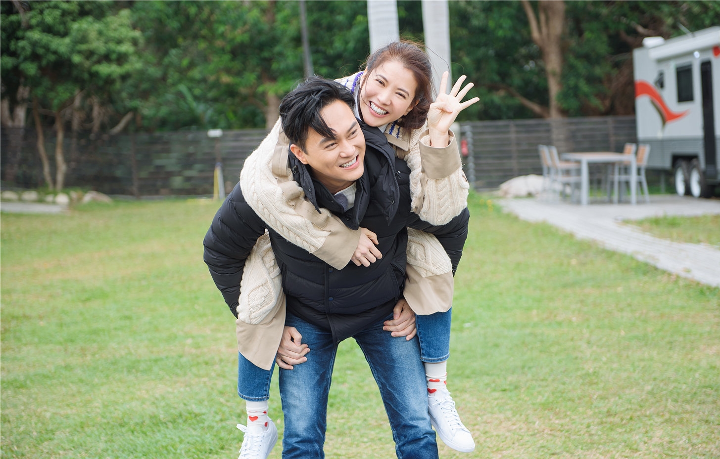 张智霖夫妇偶遇张艺兴，三人合影留念，无滤镜下袁咏仪素颜显沧桑