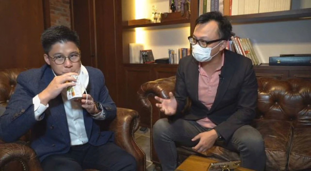 霍启刚抱女儿坐地铁感受生活，三岁霍中妍越长越美太像奶奶朱玲玲