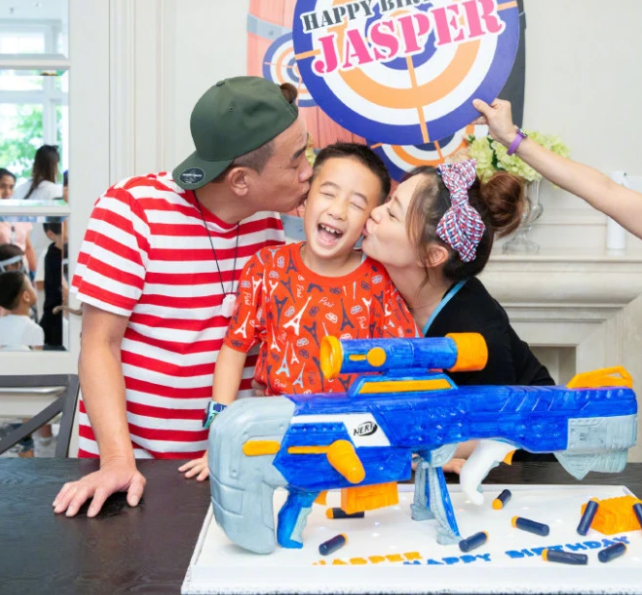 儿子7岁生日，应采儿晒全家福，生二胎后首次露