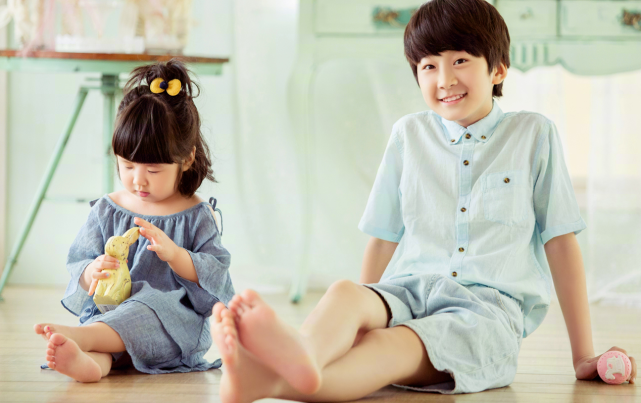 13歲天天曬照支持張亮話劇，身高超170，背影和爸爸分不清