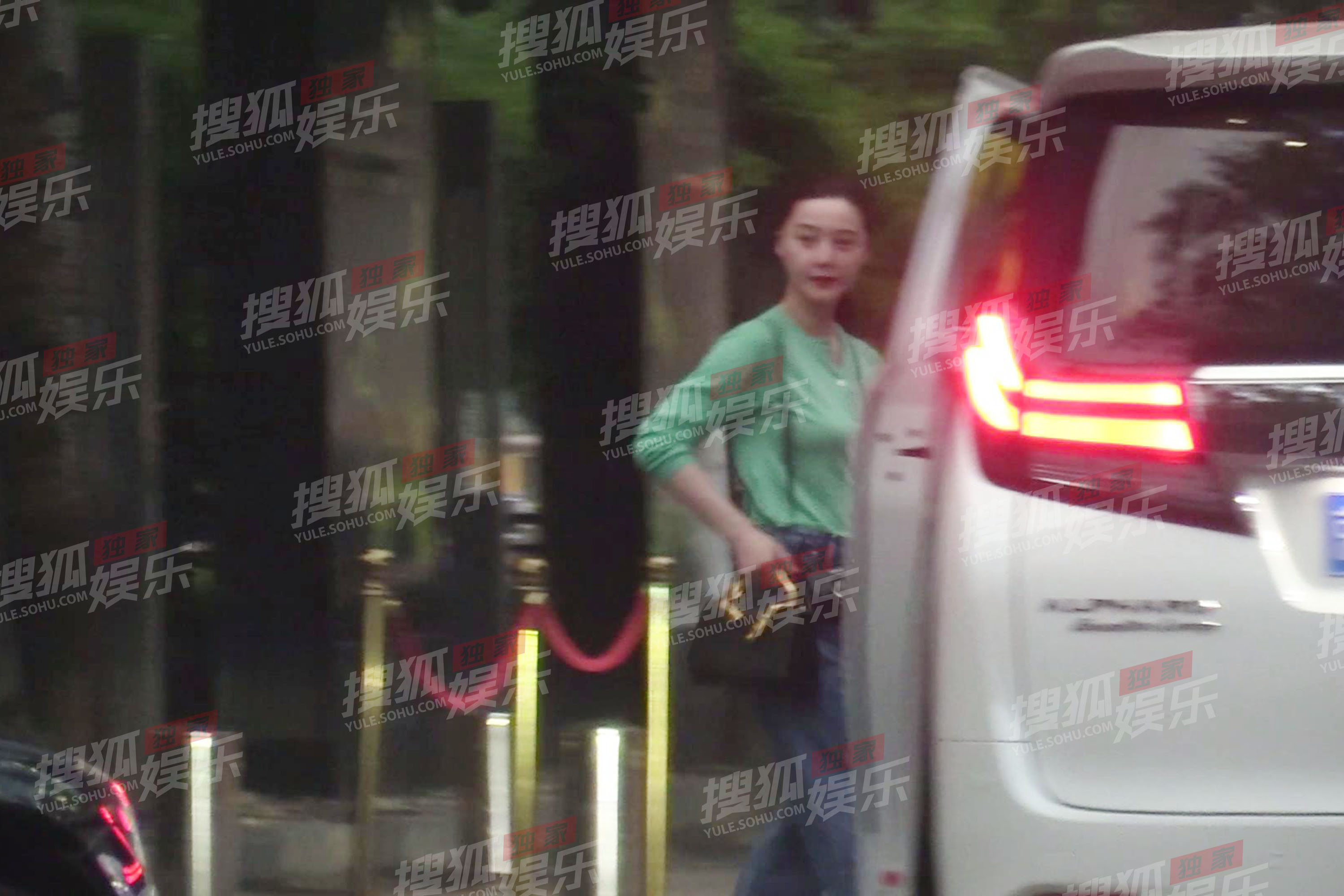 独家：范冰冰现身华谊 扎马尾穿基本款笑容洋溢