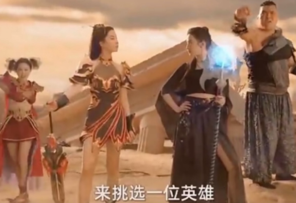 刘亦菲代言游戏，女战士造型火辣十足，细腰长腿尽显芭比身材