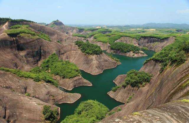 湖南有个鲜为人知的景点，誉为“上帝遗忘的红岩绿水”，免费开放