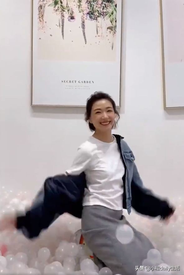 万茜跳女团舞太嗨把戒指都甩掉，谁注意工作人