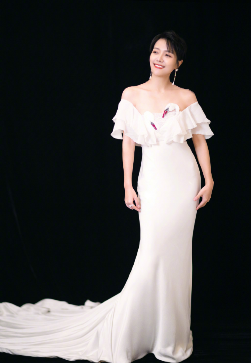 汪涵的妻子藏的真深，穿身“丝滑裙”真招摇，