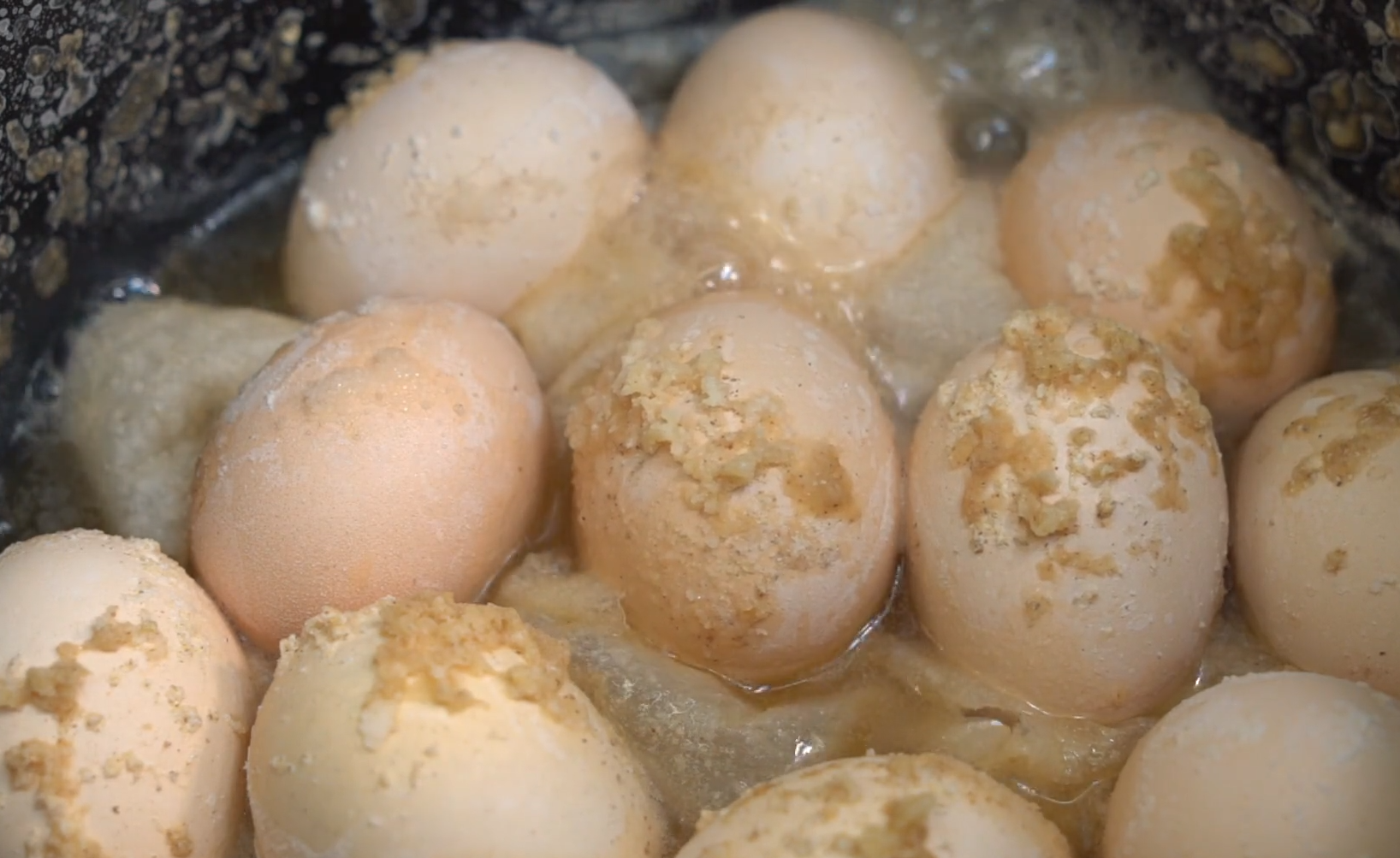 真正懶人鹽焗雞蛋，一個電飯煲就搞定，鹹香入味，比買的還要好吃