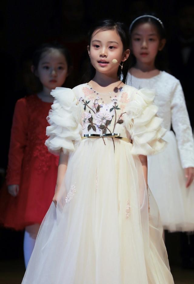 李小璐送女兒去演出彩排，曬母女合影，笑容如復制粘貼