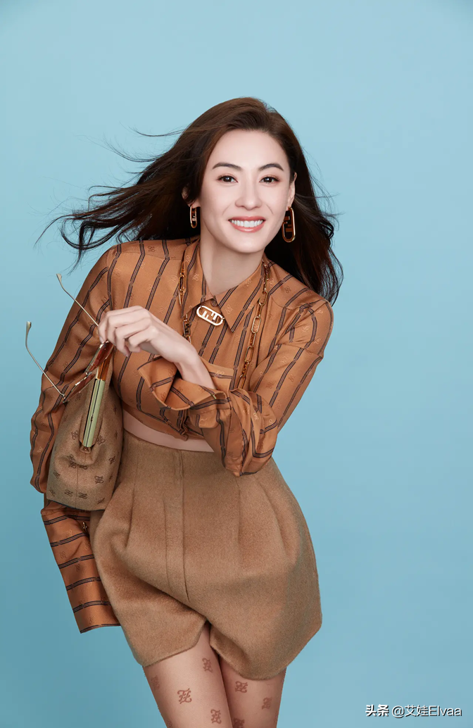 张柏芝生完娃后罕见高调，穿露脐装配肉色丝袜，戴大金链彻底放开