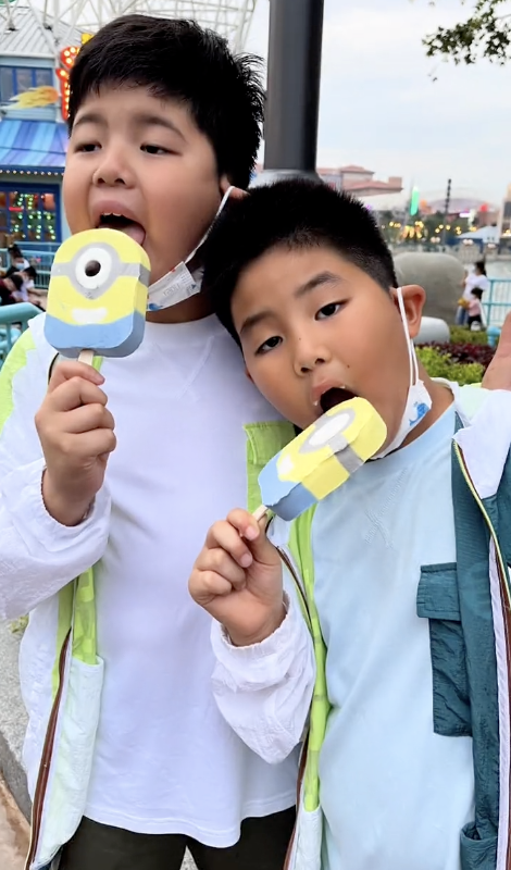 沙溢全家打卡环球影城，胡可无美颜自信怼脸拍，安吉小鱼儿齐长胖