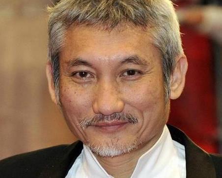 他曾被周星驰邀请3次，才答应演3分钟，如今身价20亿从不张扬