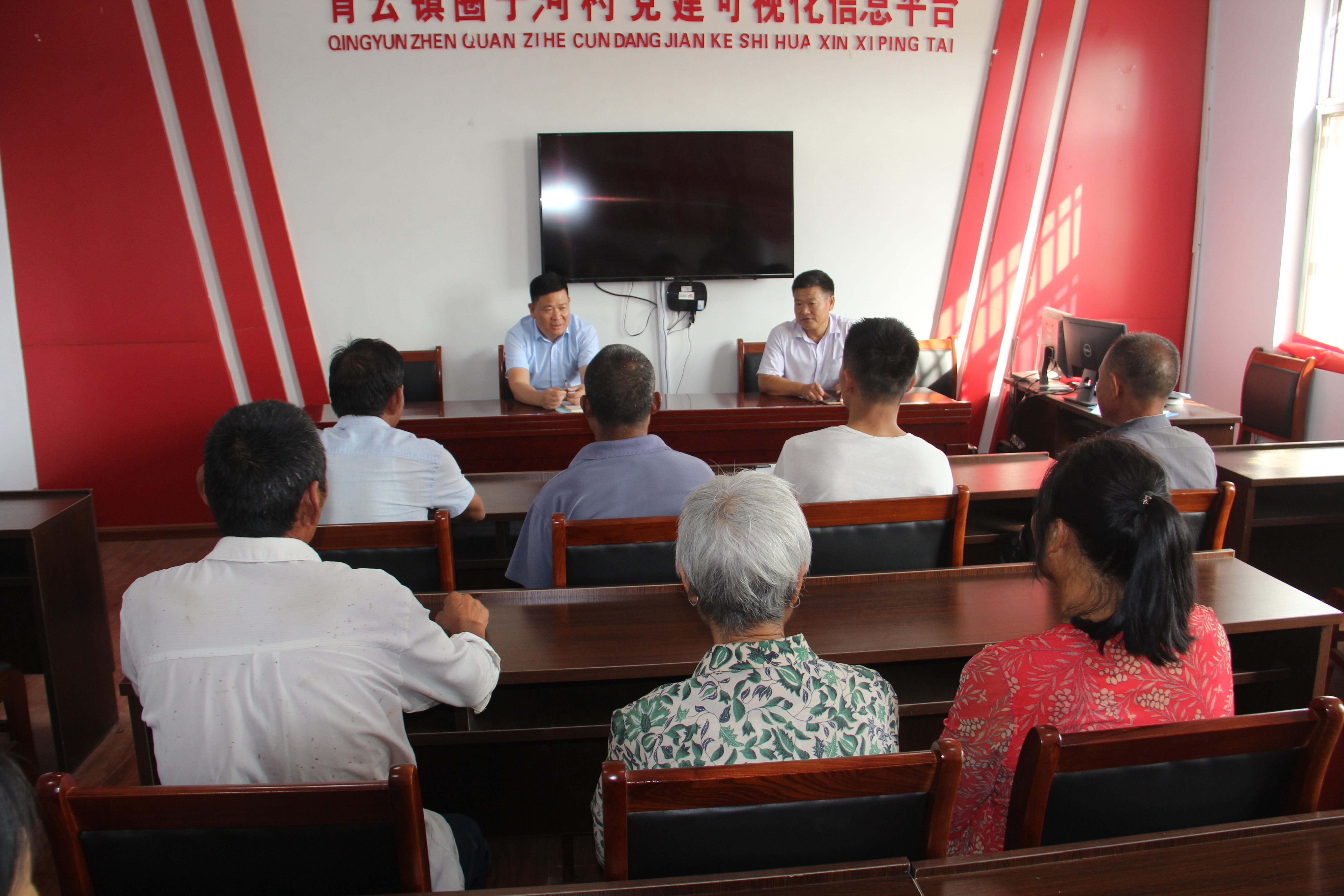 临沭县综合行政执法局党组成员节日走访情系乡村群众